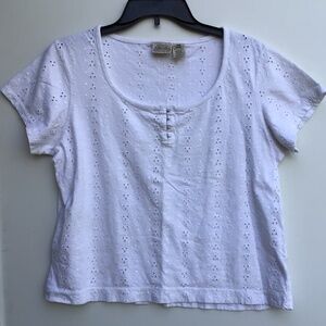 ST John’s Bay embroidered, solid white short sleeve shirt. Size Large.   C193‌‌‌